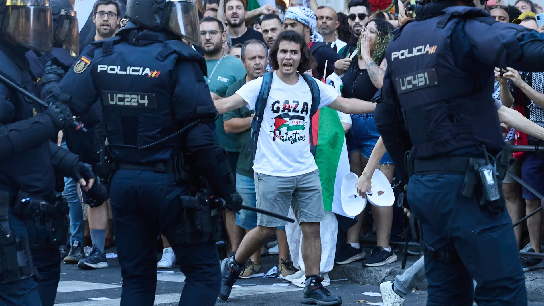 Cargas policiales a varias personas que protestan por Palestina en Atocha, el día de la etapa 21 de la Vuelta Ciclista a España, a 14 de septiembre de 2025, en Madrid (España). La Vuelta Ciclista a España pone hoy en Madrid el punto y final a una 90 edición de la ronda española marcada por las protestas en apoyo del pueblo palestino. La etapa final ha comenzando en la localidad de Alalpardo y finaliza en Cibeles con un recorrido de 106 kilómetros. 14 SEPTIEMBRE 2025;PALESTINA;CICLISMO;VUELTA...