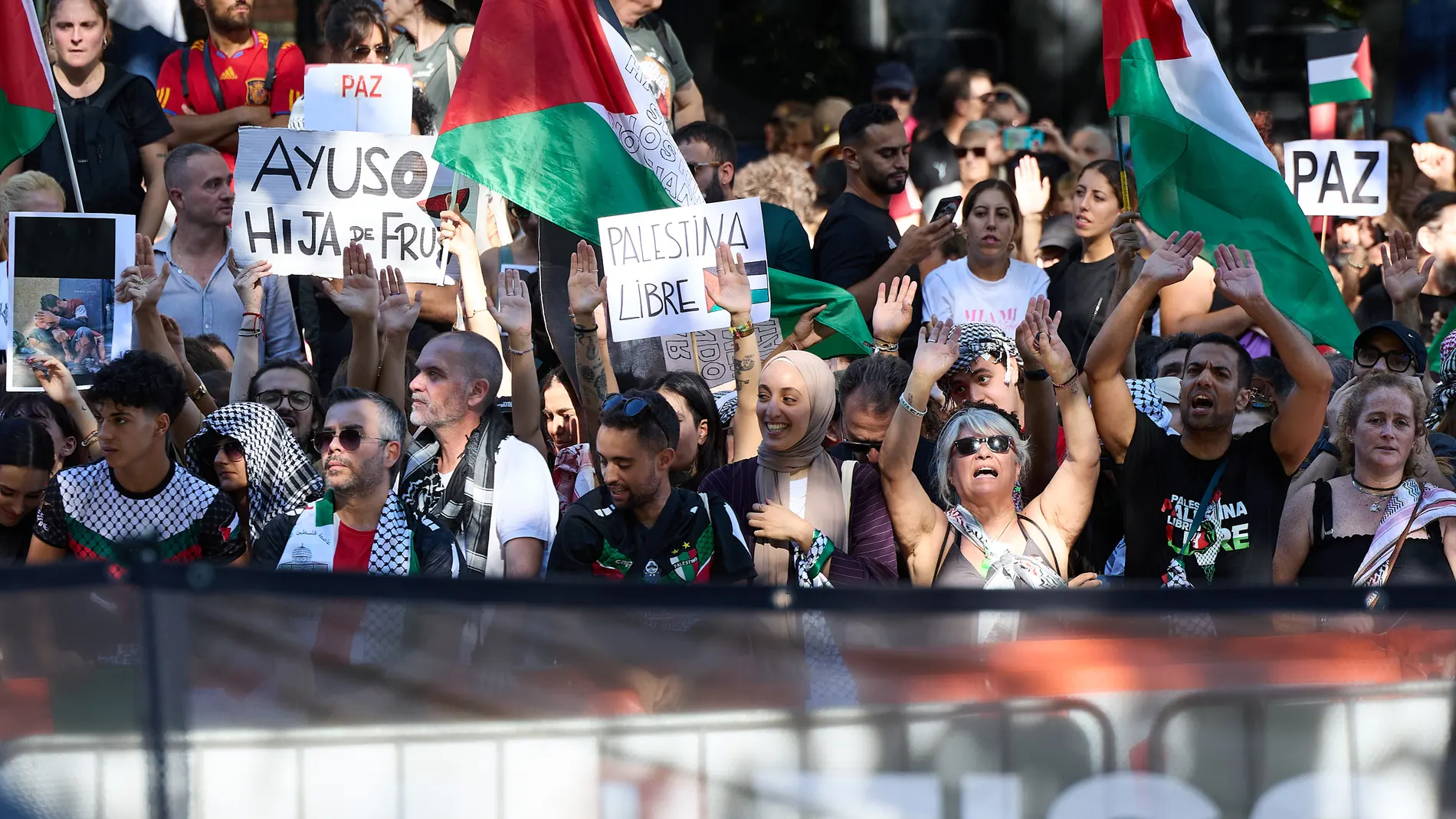 Varias personas se manifiestan a favor Palestina en Atocha, el día de la etapa 21 de la Vuelta Ciclista a España, a 14 de septiembre de 2025, en Madrid (España). La Vuelta Ciclista a España pone hoy en Madrid el punto y final a una 90 edición de la ronda española marcada por las protestas en apoyo del pueblo palestino. La etapa final ha comenzando en la localidad de Alalpardo y finaliza en Cibeles con un recorrido de 106 kilómetros. 14 SEPTIEMBRE 2025;PALESTINA;CICLISMO;VUELTA CICLISTA;ESPAÑ...