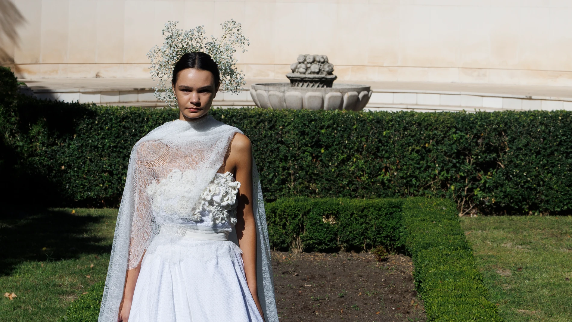 MADRID, 14/09/2025.- El desfile de la diseñadora María Lafuente abre la semana de la moda madrileña con un desfile donde presenta su nueva colección de novias, en el Palacete de Villa Rosa, este domingo 14 de Septiembre de 2025. EFE/Sergio Pérez