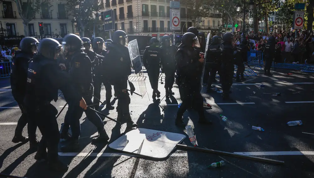 Las manifestaciones propalestinas cortan el recorrido de la Vuelta en el centro de Madrid