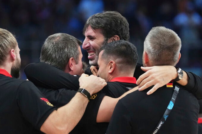 Álex Mumbrú, seleccionador alemán, celebra el título de campeón del Eurobasket