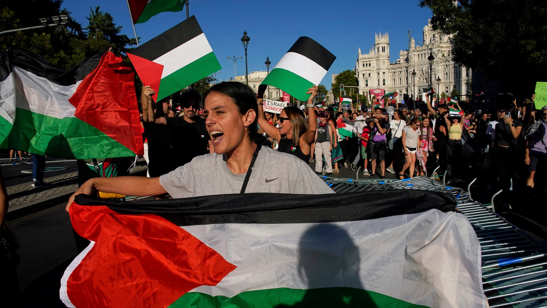 Protesters block the road in an attempt to disrupt the twenty-first stage of the Spanish cycling race La Vuelta, from Alalpardo to Madrid, Spain, Sunday, Sept. 14, 2025. (AP Photo/Andrea Comas)
