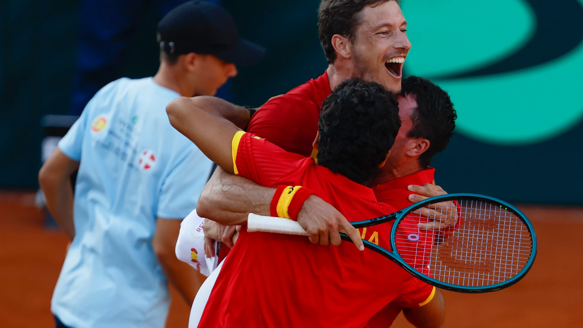FOTODELDÍA - MARBELLA (MÁLAGA), 14/09/2025.- El equipo español celebra la victoria ante Dinamarca, durante el partido de la Copa Davis disputado este domingo en el club de tenis Puente Romano en Marbella.- EFE/Jorge Zapata