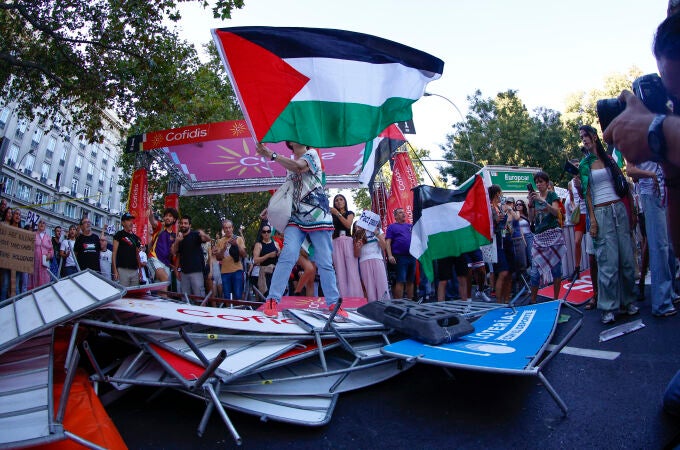 Las manifestaciones propalestinas cortan el recorrido de la Vuelta en el centro de Madrid