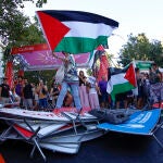 Las manifestaciones propalestinas cortan el recorrido de la Vuelta en el centro de Madrid