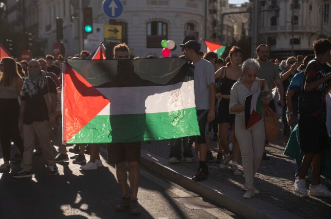 Manifestantes propalestinos durante la última etapa de La Vuelta, este domingo en Madrid