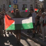 Manifestantes propalestinos durante la última etapa de La Vuelta, este domingo en Madrid