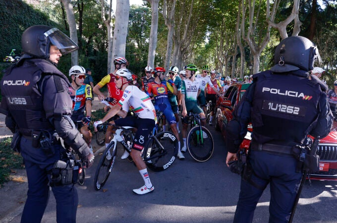 Las manifestaciones propalestinas cortan el recorrido de la Vuelta en el centro de Madrid