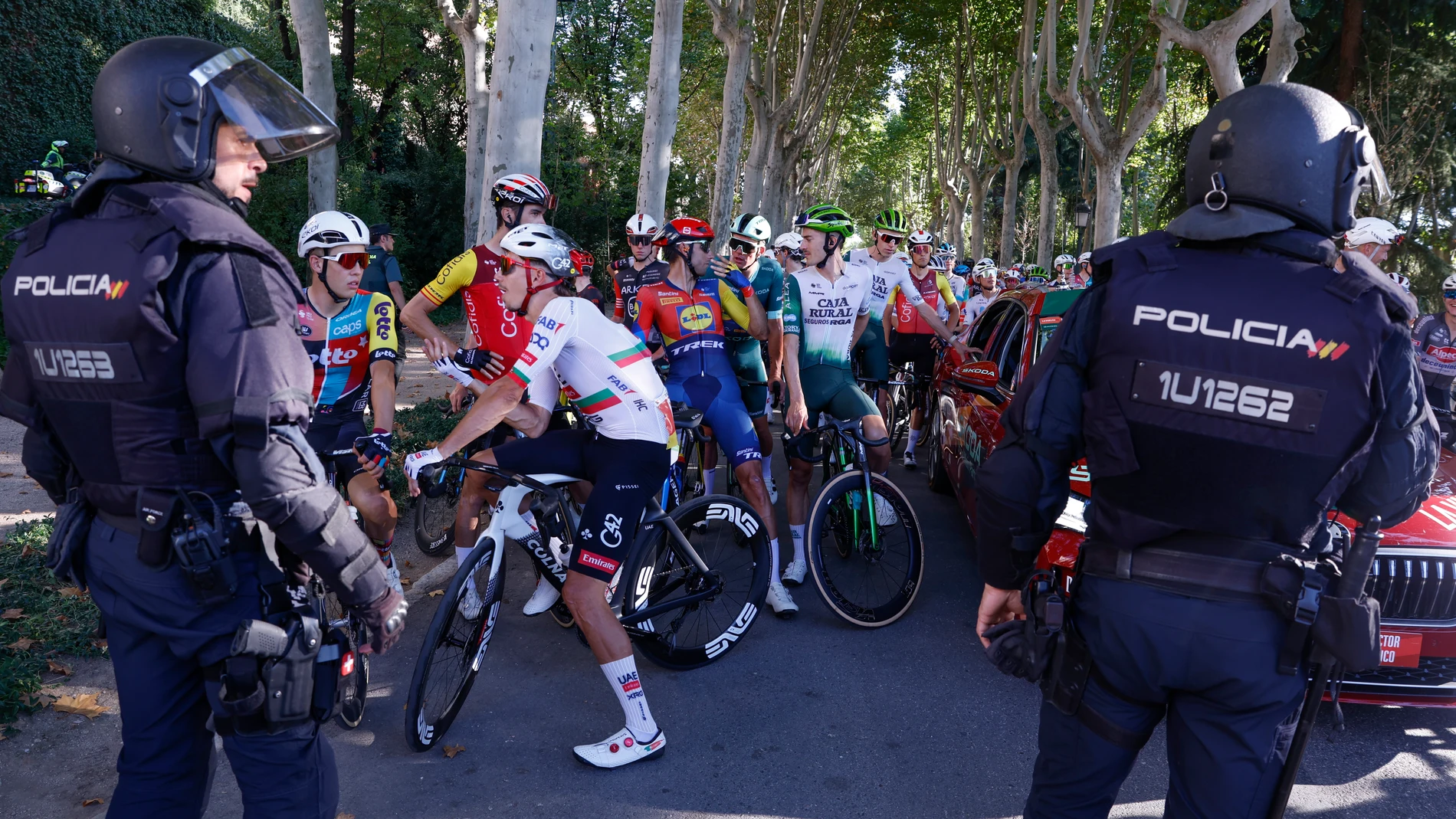 MADRID, 14/09/2025.- El pelotón ciclista tras la finalización de la 80 edición de la Vuelta a España a unos 57 kilómetros de la meta debido a los disturbios que se han producido en varias calles del centro de Madrid, donde los manifestantes propalestinos han ocupado las calzadas y han protagonizado enfrentamientos con la Policía.- EFE/Javier Lizón