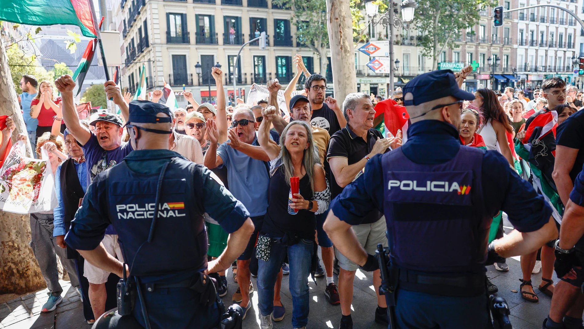 MADRID, 14/09/2025.- Cientos de personas protestan por la situación de Palestina en el Paseo de la Castellana, este domingo, durante la última etapa de la Vuelta a España que se disputa entre las localidades madrileñas de Alalpardo y Madrid, con un recorrido 103,6 Km.- EFE/ Rodrigo Jiménez