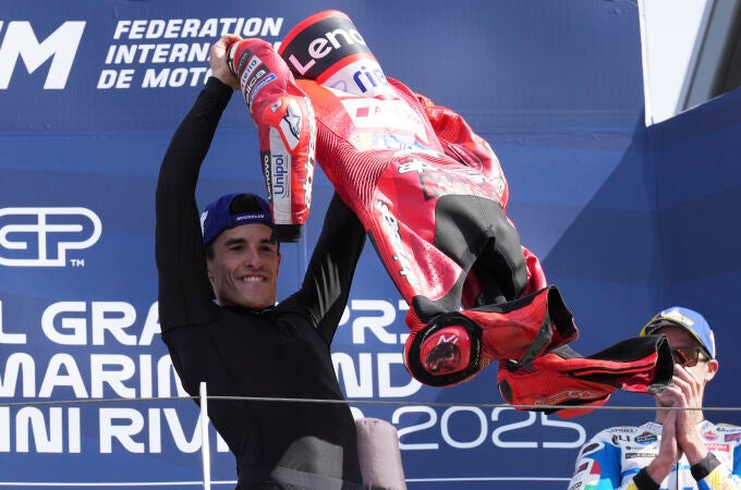 Marc Márquez enseña el mono al público italiano desde el podio