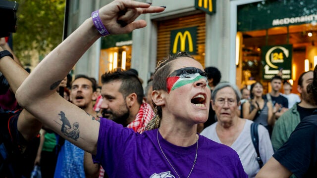 Las manifestaciones propalestinas cortan el recorrido de la Vuelta en el centro de Madrid