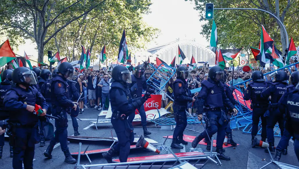 Las manifestaciones propalestinas cortan el recorrido de la Vuelta en el centro de Madrid