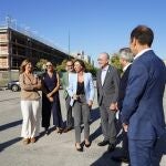 La consejera de Fomento, Articulación del Territorio y Vivienda, Rocío Díaz, en su visita a las viviendas de Málaga.
