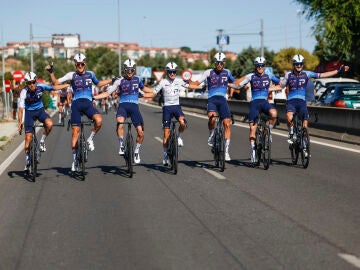 ALALPARDO (MADRID), 14/09/2025.- El ciclista estadounidense del equipo Israel- Premier TechMattthew Riccitello, posa junto al resto de su equipo con el maillot blanco de mejor joven, durante la &uacute;ltima etapa de la Vuelta a Espa&ntilde;a que se disputa entre las localidades madrile&ntilde;as de Alalpardo y Madrid, con un recorrido 103,6 Km.- EFE/ Javier Liz&oacute;n 