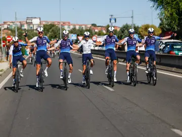 Última etapa de La Vuelta a España ALALPARDO (MADRID), 14/09/2025.- El ciclista estadounidense del equipo Israel- Premier TechMattthew Riccitello, posa junto al resto de su equipo con el maillot blanco de mejor joven, durante la última etapa de la Vuelta a España que se disputa entre las localidades madrileñas de Alalpardo y Madrid, con un recorrido 103,6 Km.- EFE/ Javier Lizón
