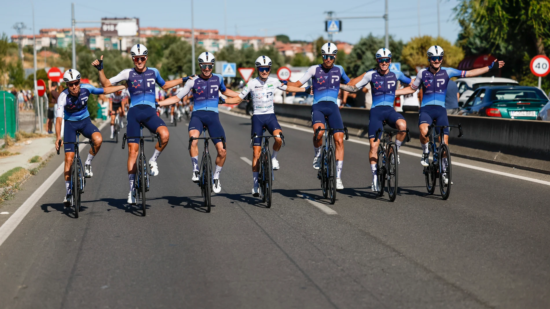 ALALPARDO (MADRID), 14/09/2025.- El ciclista estadounidense del equipo Israel- Premier TechMattthew Riccitello, posa junto al resto de su equipo con el maillot blanco de mejor joven, durante la última etapa de la Vuelta a España que se disputa entre las localidades madrileñas de Alalpardo y Madrid, con un recorrido 103,6 Km.- EFE/ Javier Lizón