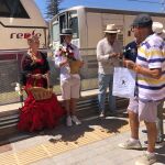 Recepción de la mesa del tren a viajeros de Madrid con flores