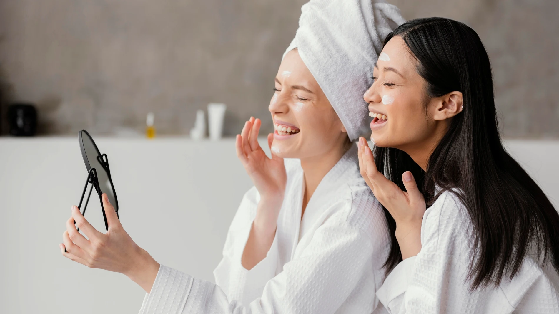 Amigas en su rutina de belleza