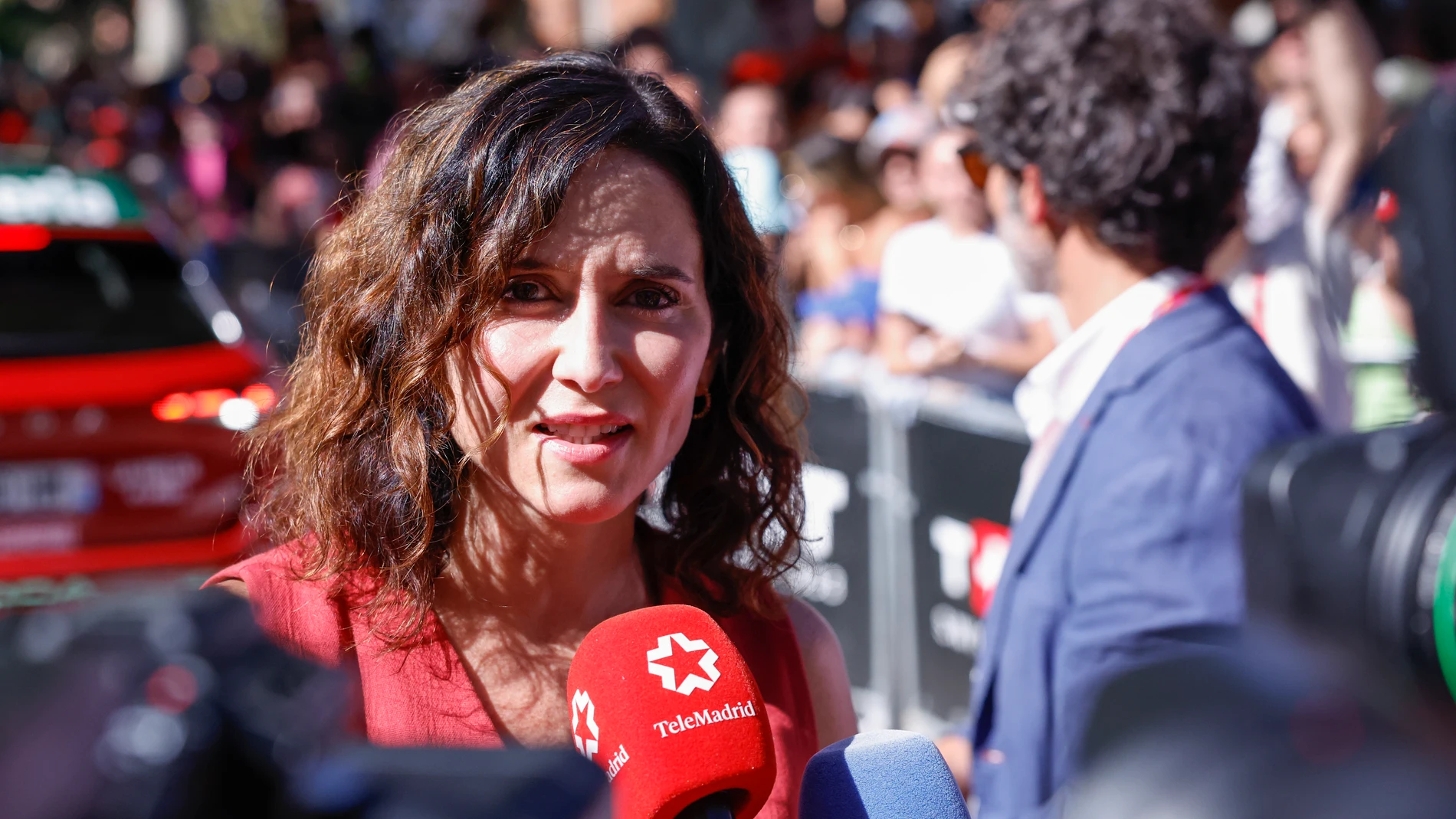 ALALPARDO (MADRID), 14/09/2025.- La presidenta de la Comunidad de Madrid, Isabel Diaz Ayuso atiende a la prensa antes de la salida de la última etapa de la Vuelta a España que se disputa entre las localidades madrileñas de Alalpardo y Madrid, con un recorrido 103,6 Km, este domingo.- EFE/ Javier Lizón