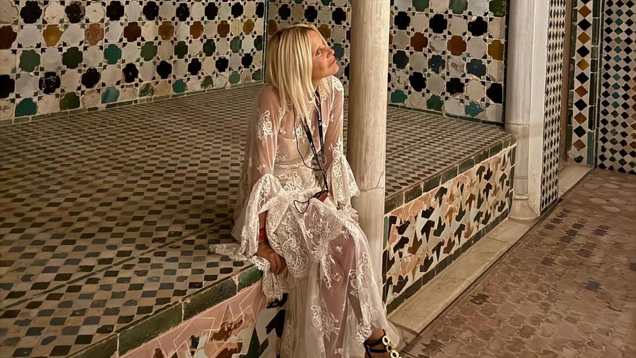 Eugenia Martínez de Irujo rinde homenaje a los 70 con este vestido vintage de encajes y transparencias en Granada