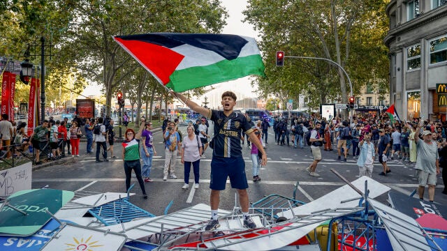 Las manifestaciones propalestinas cortan el recorrido de la Vuelta en el centro de Madrid