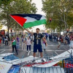 Las manifestaciones propalestinas cortan el recorrido de la Vuelta en el centro de Madrid