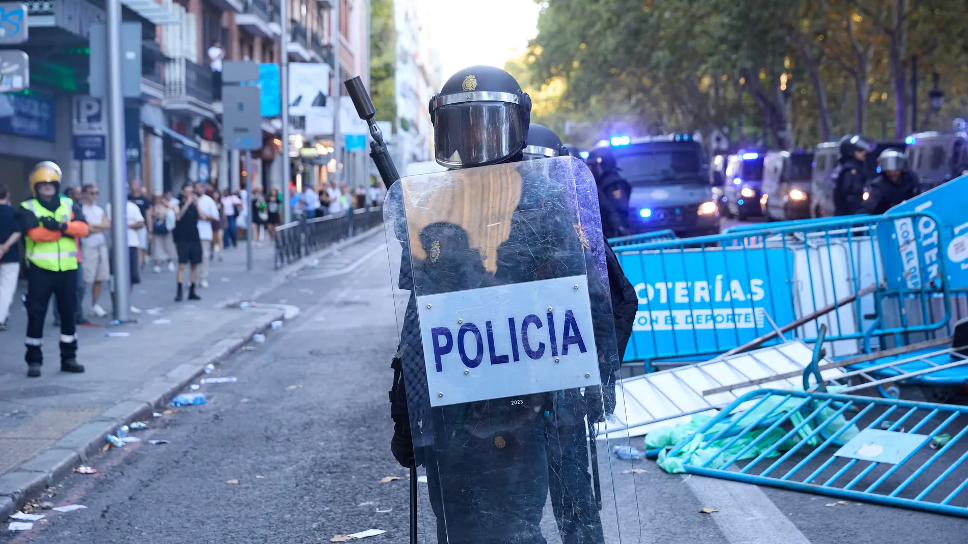 Un agente de Policía Nacional durante las cargas policiales a varias personas que protestan a favor de Palestina en Atocha, el día de la etapa 21 de la Vuelta Ciclista a España, a 14 de septiembre de 2025, en Madrid (España). La Vuelta Ciclista a España pone hoy en Madrid el punto y final a una 90 edición de la ronda española marcada por las protestas en apoyo del pueblo palestino. La etapa final ha comenzando en la localidad de Alalpardo y finaliza en Cibeles con un recorrido de 106 kilómetr...