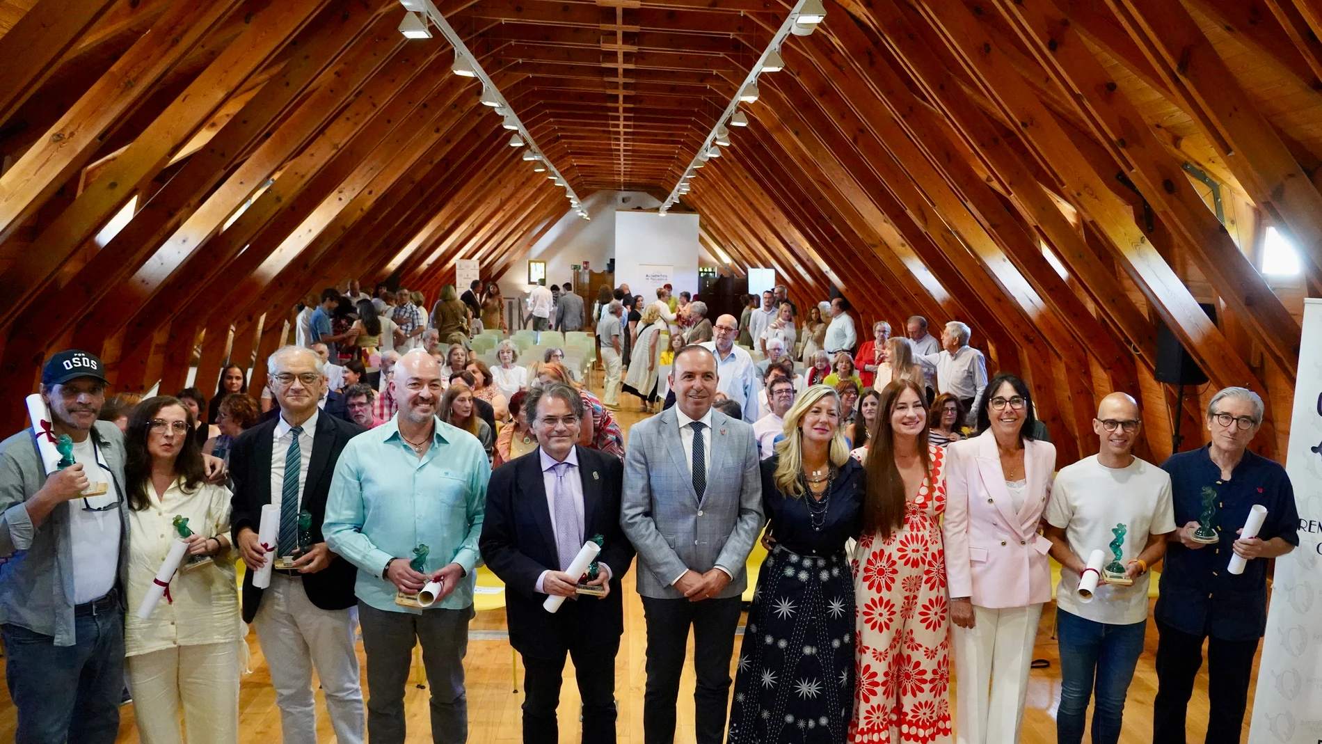 Foto de familia de Víctor Alonso, Irene Carvajal, Yolanda Burgoa y Pedro Ojeda con los premiados