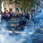 Las manifestaciones propalestinas cortan el recorrido de la Vuelta en el centro de Madrid