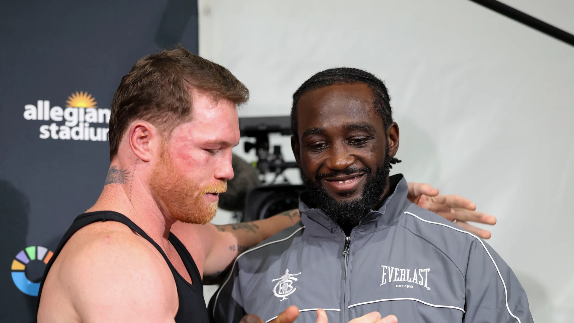 LAS VEGAS (ESTADOS UNIDOS), 14/09/2025.- El boxeador estadounidense Terence Crawford (d) junto al mexicano Saúl 'Canelo' Álvarez durante la rueda de prensa posterior al combate que se ha celebrado este sábado, en el Allegiant Stadium en Las Vegas (EE.UU.). Crawford ha derrotado al mexicano Saúl 'Canelo' Álvarez por voto unánime y le ha arrebatado sus títulos mundiales. EFE/ Octavio Guzmán