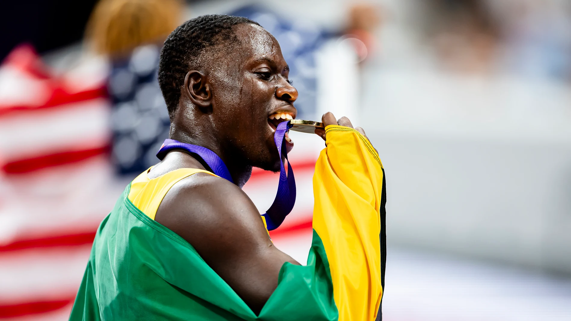 Tokyo (Japan), 14/09/2025.- Jamaica's Oblique Seville poses with his gold medal after winning the men's 100 meters final during day two of the World Athletics Championships Tokyo 2025 at the National Stadium in Tokyo, Japan, 14 September 2025. (Mundial de Atletismo, Japón, Sevilla, Tokio) EFE/EPA/MICHAEL BUHOLZER