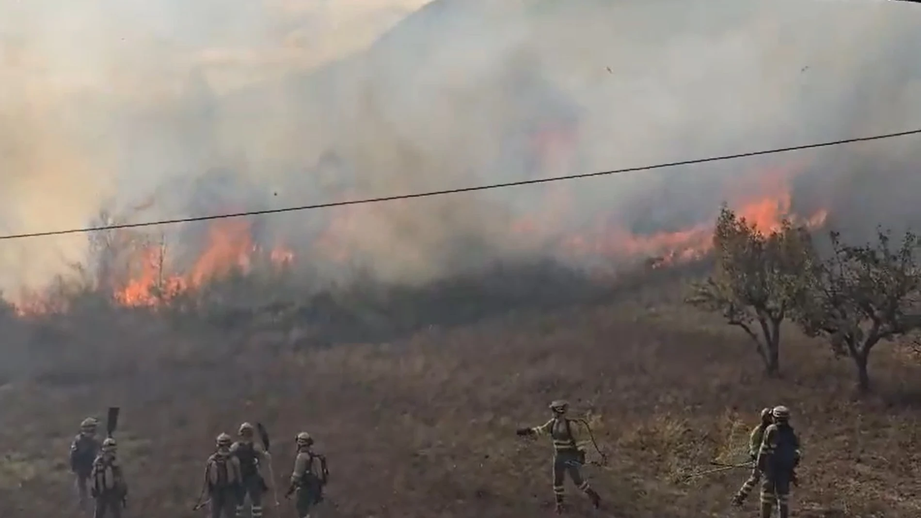 Bomberos de Ponferrada tratan de sofocar las llamas de este incendio en San Juan de Palazuelas