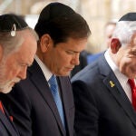 El secretario de Estado estadounidense, Marco Rubio (centro), y el primer ministro israelí, Benjamin Netanyahu (derecha), visitan el Muro de las Lamentaciones, el lugar de oración más sagrado del judaísmo, en la Ciudad Vieja de Jerusalén