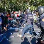 Las manifestaciones propalestinas cortan el recorrido de la Vuelta en el centro de Madrid