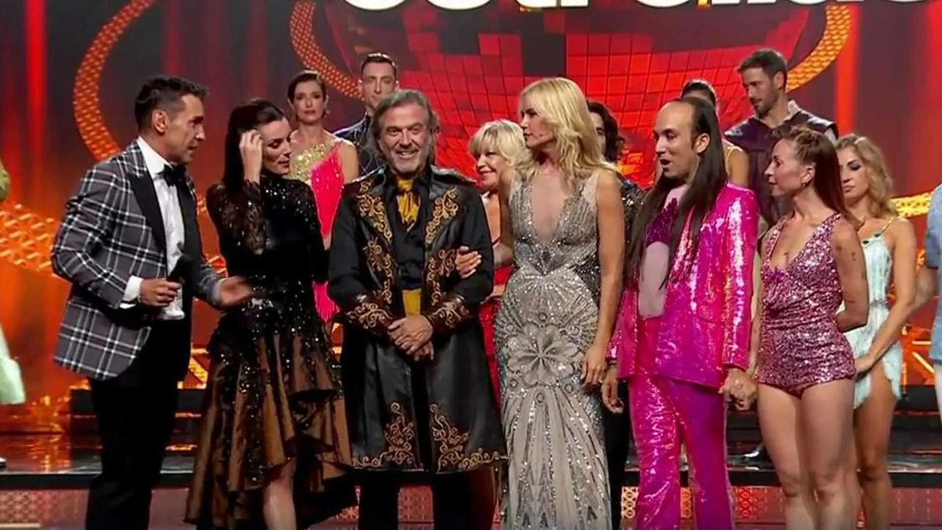 Concursantes y presentadores de la segunda temporada de 'Bailando con las estrellas' durante la gala de estreno