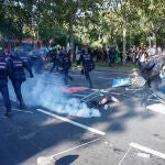 Las manifestaciones propalestinas cortan el recorrido de la Vuelta en el centro de Madrid