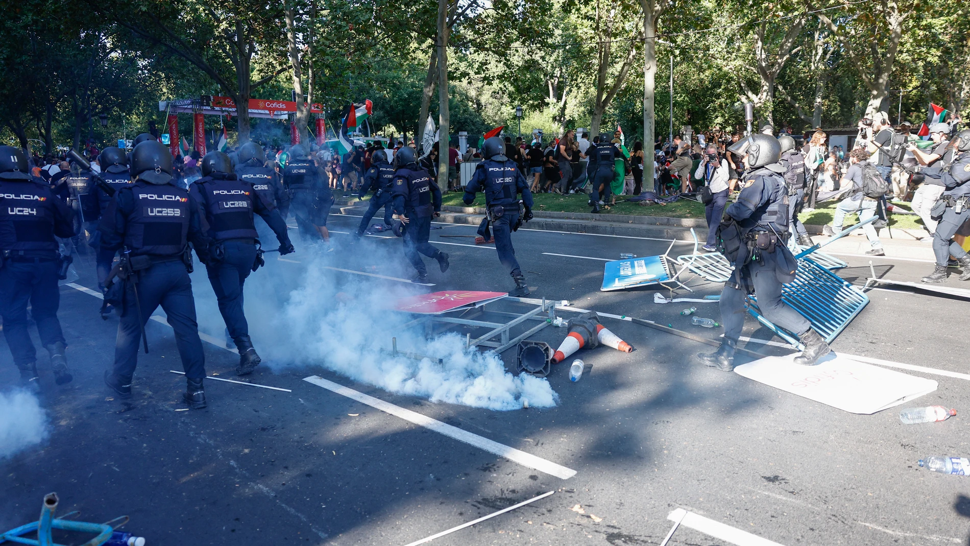 MADRID, 14/09/2025.- Los manifestantes propalestinos cortan el recorrido de los ciclistas en el Paseo del Prado, este domingo, durante la última etapa de la Vuelta a España que se disputa entre las localidades madrileñas de Alalpardo y Madrid, con un recorrido 103,6 Km.- EFE/Rodrigo Jiménez