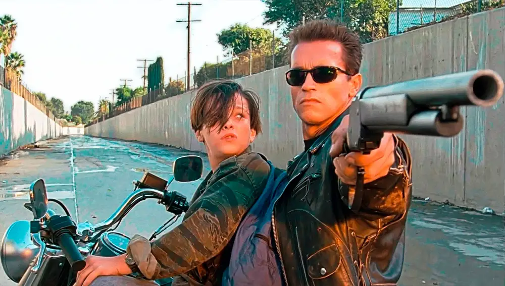 John Connor junto a T-800 en Terminator 2