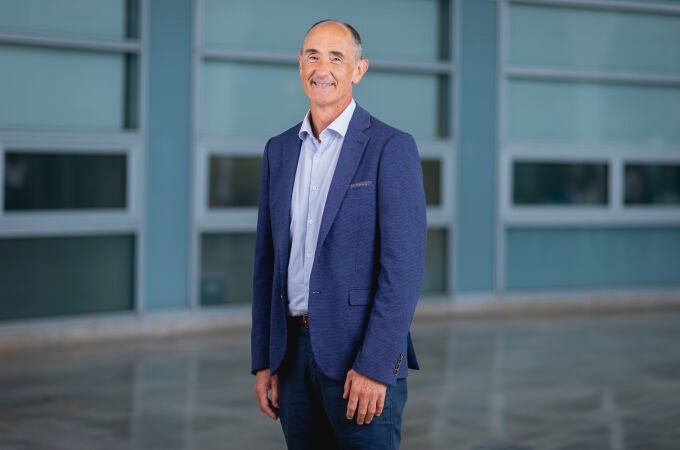 Luis Liz-Marzán, Profesor Ikerbasque y líder del Laboratorio de Bionanoplasmónica en el CIC biomaGUNE (Donostia/San Sebastián) así como del Laboratorio de Nanomateriales Biomiméticos del Centro de Investigación de la Universidad de Vigo CINBIO