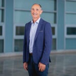 Luis Liz-Marzán, Profesor Ikerbasque y líder del Laboratorio de Bionanoplasmónica en el CIC biomaGUNE (Donostia/San Sebastián) así como del Laboratorio de Nanomateriales Biomiméticos del Centro de Investigación de la Universidad de Vigo CINBIO