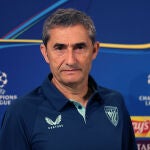 Ernesto Valverde entrenador del Athletic en la rueda de prensa previa al partido del martes ante el Arsenal en San Mamés