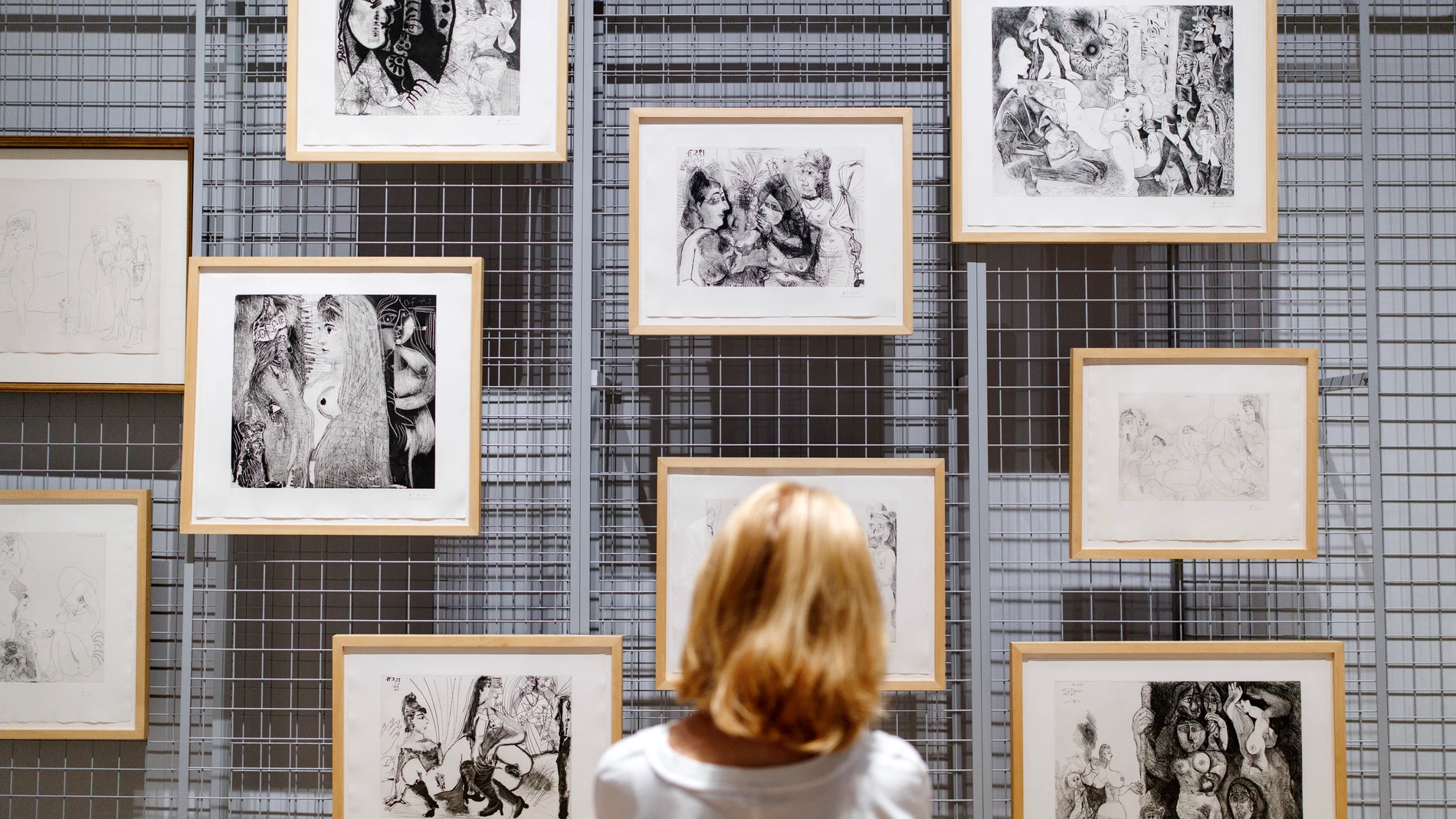 LONDON (United Kingdom), 15/09/2025.- A visitor looks at the artworks by Spanish artist Pablo Picasso during the press preview of the new exhibition 'Theatre Picasso' at Tate Modern in London, Britain, 15 September 2025. The exhibition explores Picasso's fascination with performers, dancers, entertainers, and bullfighters that he painted, and it runs from 17 September 2025 to 12 April 2026. (Reino Unido, Londres) EFE/EPA/TOLGA AKMEN