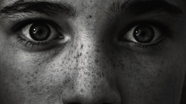 ¿Qué significa evitar la mirada durante una conversación según la psicología?