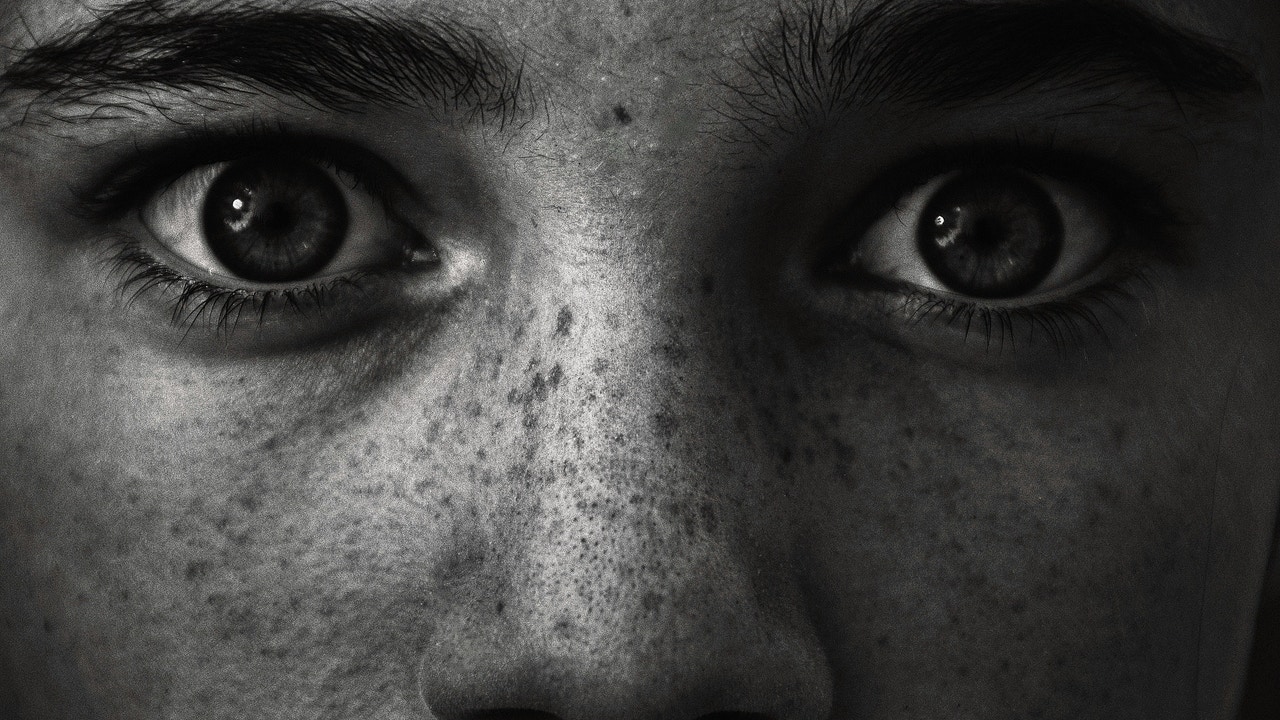 ¿Qué significa evitar la mirada durante una conversación según la psicología?