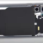 La parte trasera del Samsung Galaxy S25 FE con sus componentes internos a la vista