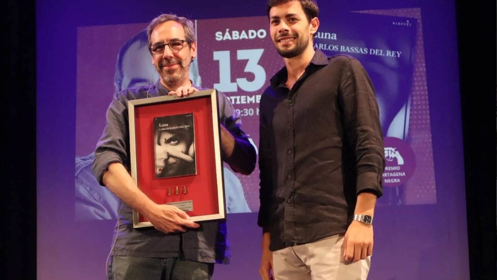 El concejal de Cultura de Cartagena, Ignacio Jáudenes, entrega el premio de novela Cartagena Negra 2025 a Carlos Bassas REMITIDA / HANDOUT por AYUNTAMIENTO CARTAGENA Fotografía remitida a medios de comunicación exclusivamente para ilustrar la noticia a la que hace referencia la imagen, y citando la procedencia de la imagen en la firma 15/09/2025
