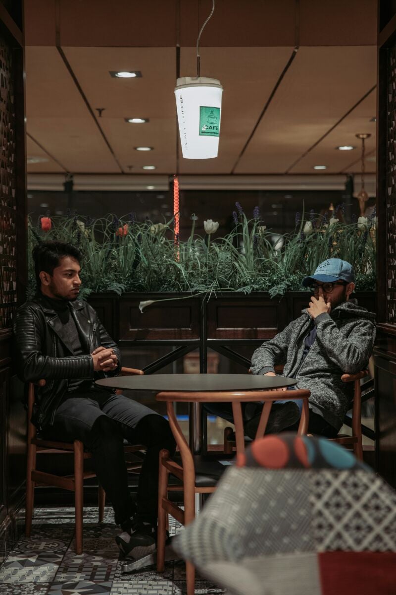 ¿Qué significa según la psicología evitar la mirada durante una conversación?