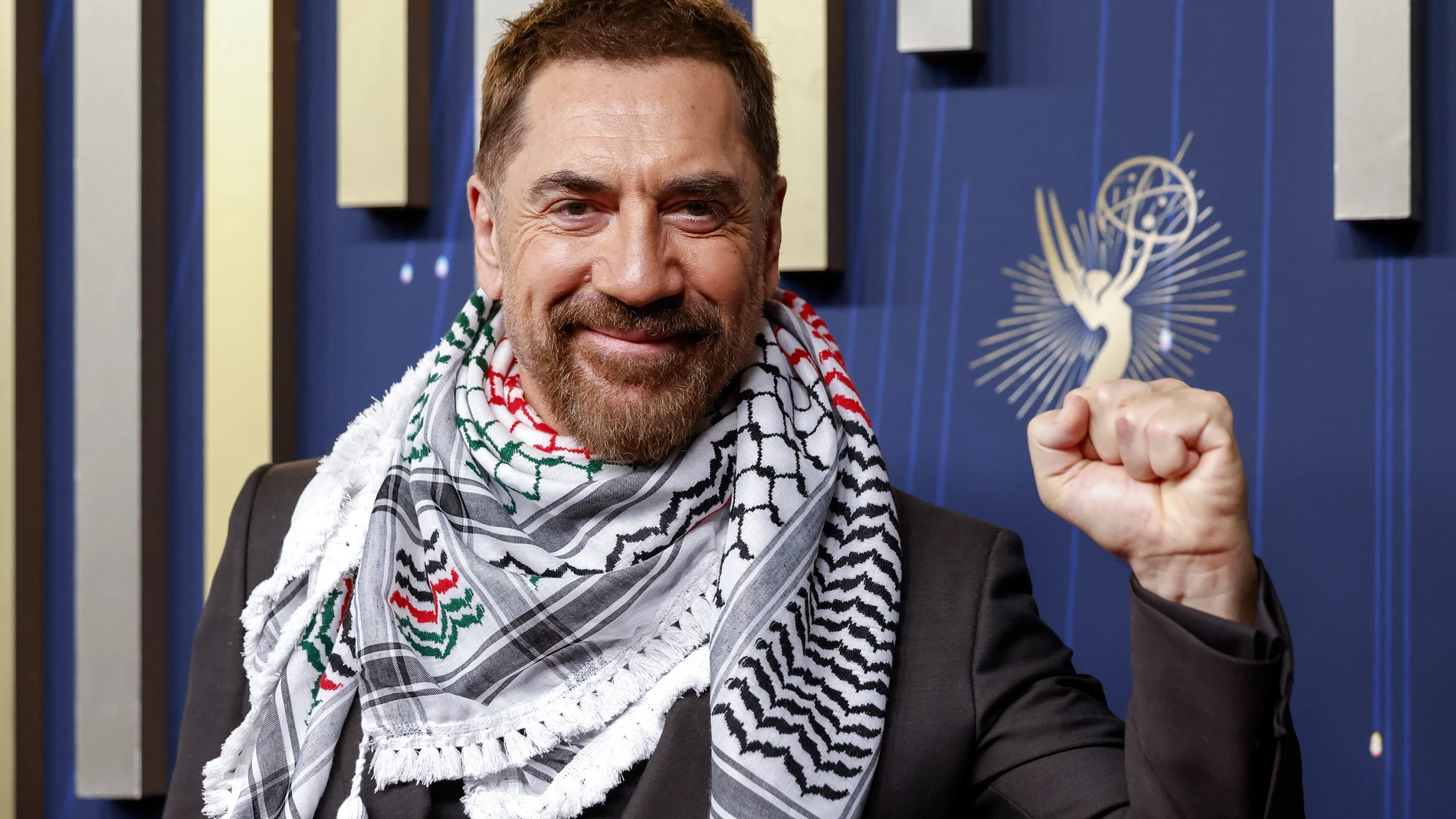 FOTODELDIA LOS ÁNGELES (Estados Unidos), 15/09/2025.- El español Javier Bardem, nominado al Emmy a mejor actor de reparto por la antología 'Monsters: la historia de Lyle y Erik Menendez', hizo anoche en la ceremonia de entrega de los Emmy un llamado al apoyo del pueblo palestino y a condenar "el genocidio de Israel en Gaza". Portando una kufiya palestina al cuello en apoyo a los gazatíes, el actor español alzó la voz para llamar a "las sanciones que deben darse al estado genocida de Israel, n...