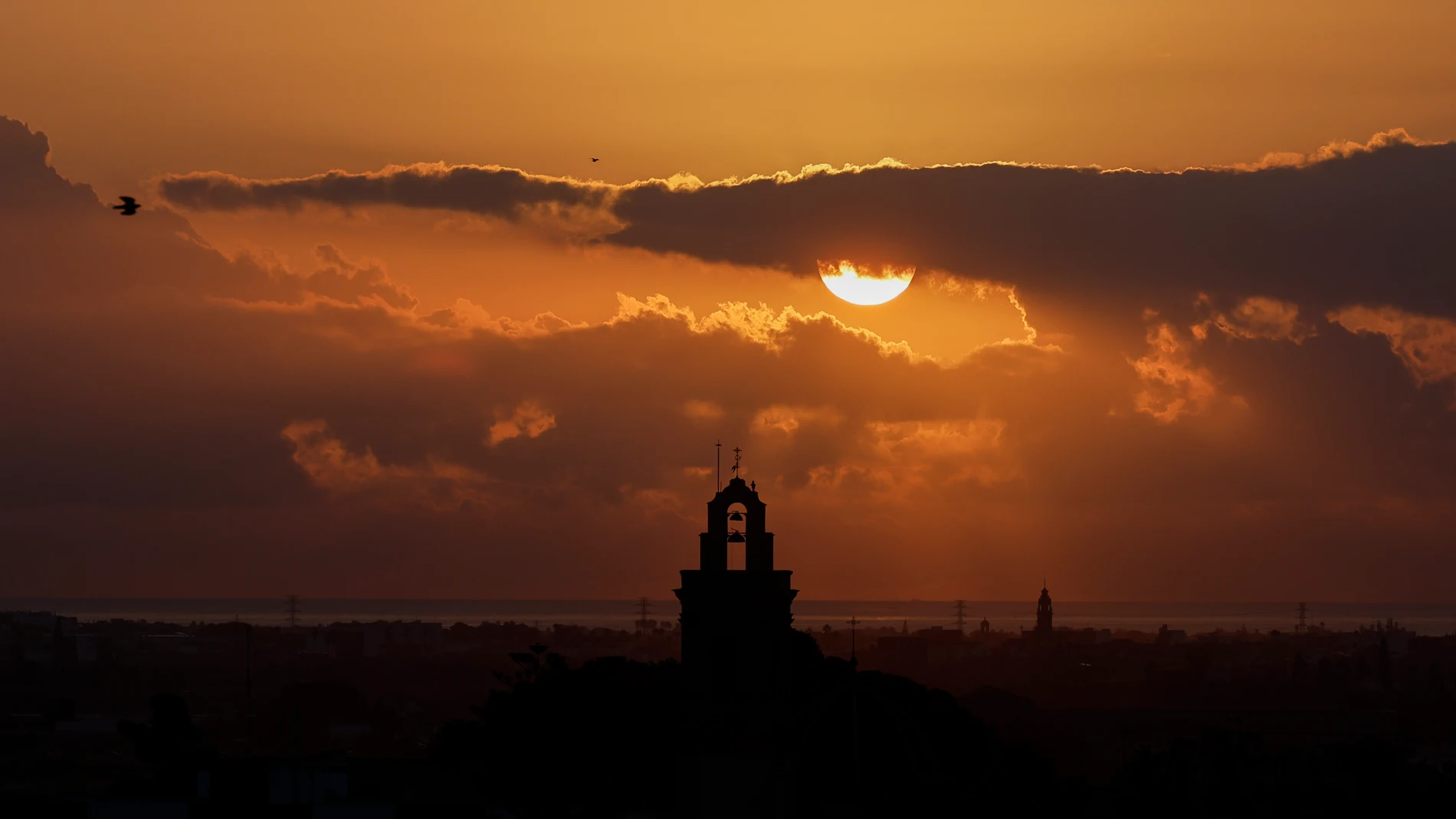 FOTODELDÍA GRAFCVA9221. VALENCIA, 15/09/2025.- Vista general del amanecer este lunes en el que según la Aemet se prevé baja probabilidad de chubascos localmente fuertes y acompañados de tormenta en el interior norte de Castellón por la tarde, y temperaturas mínimas con pequeños cambios y máximas en ascenso en el interior de Valencia y sin cambios en el resto. EFE/Kai Försterling
